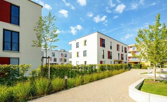 Jakie są zalety inwestowania w mieszkania na osiedlach z dostępem do mediów?