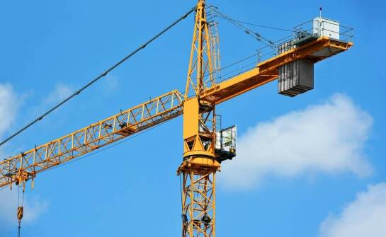 Zastosowanie nowoczesnych dźwigów samojezdnych w projektach infrastrukturalnych