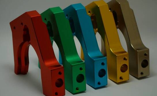 Zastosowanie anodowania aluminium na złoto w przemyśle elektrotechnicznym: kluczowe korzyści