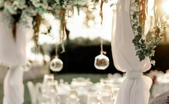 Jak wykorzystać transparentne elementy w dekoracji namiotu komunijnego?