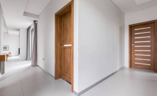 Drzwi wewnętrzne drewniane jako element podkreślający styl rustykalny