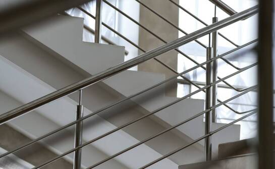 Zalety wyboru gotowych balustrad schodowych zewnętrznych od producenta