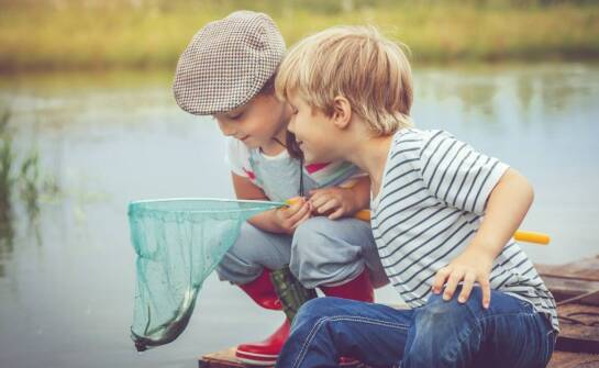 Czapka z daszkiem jako nieodłączny element wakacyjnych przygód chłopców