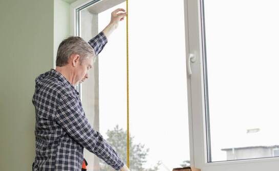 Montaż rolet – jak "db okna strzelin" dostosowuje je do indywidualnych potrzeb?