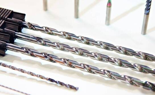 Jak dobrać odpowiednie bity do młotowiertarki Makita JR3050T?