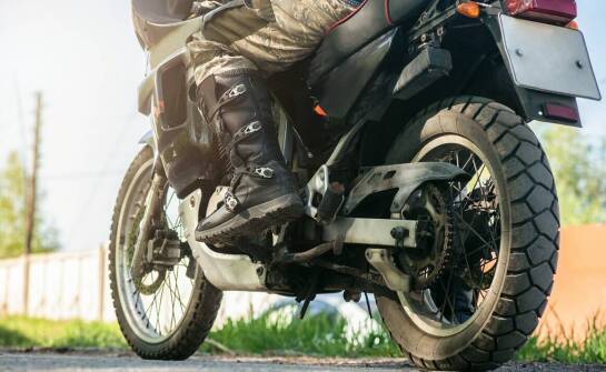 Jakie czynniki wpływają na wybór odpowiednich opon do crossa dla początkujących?