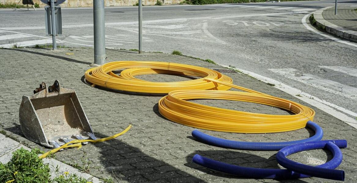 Budowa infrastruktury światłowodowej przez operatora net – co to oznacza dla klientów?