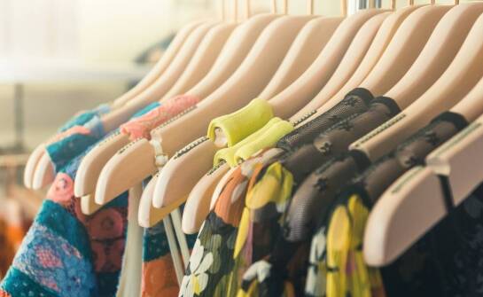 Jakie kolory madeleine spodni będą modne w tym sezonie?