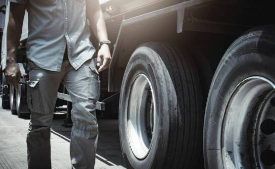 Jak maksymalna szerokość przyczepy wpływa na wybór felg i kół?