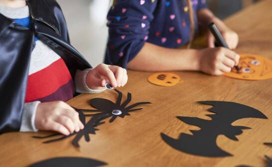 Unikalne pomysły na dekoracje ścian podczas przyjęcia halloweenowego