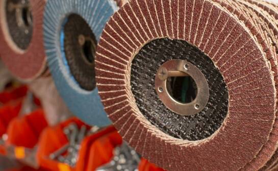 Porównanie ściernic do otworów: żywiczne, ceramiczne i galwaniczne