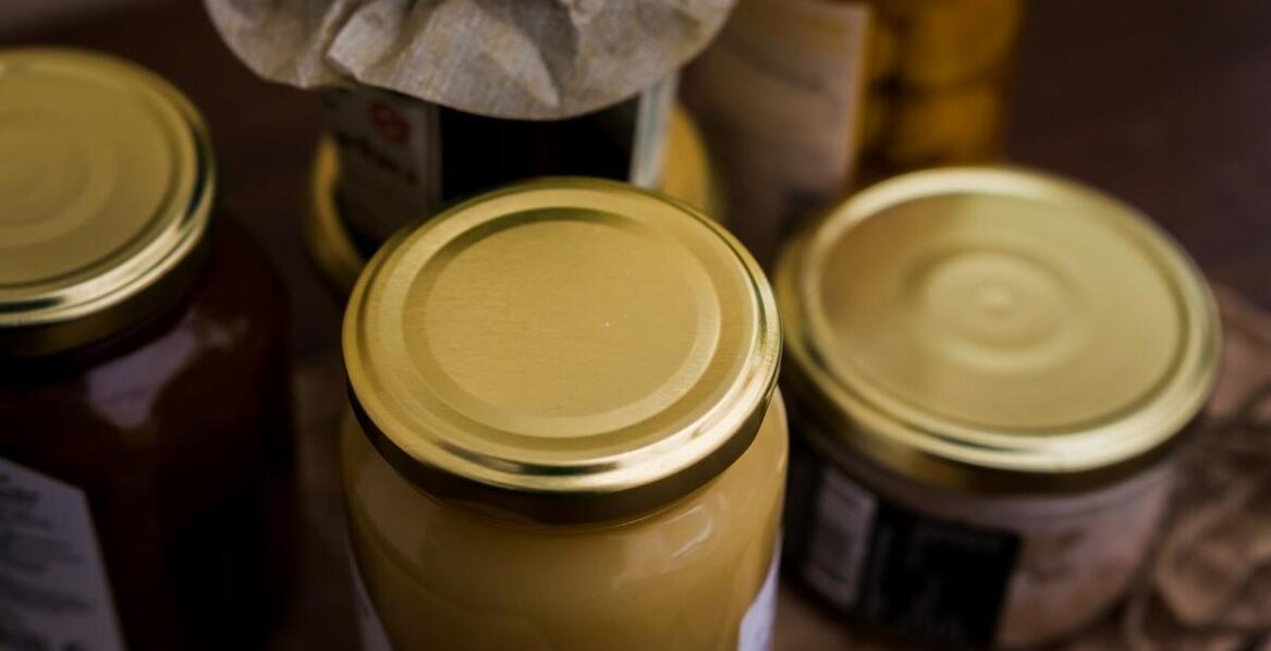 Jak producent opakowań metalowych może podkreślić luksusowy charakter produktu?