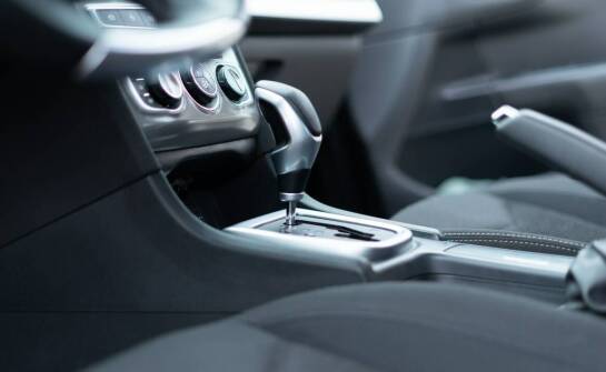 Porównanie manualnej i automatycznej skrzyni biegów - co wybrać podczas kursu prawa jazdy?
