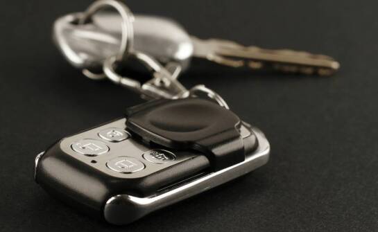 Biżuteria inspirowana Mercedesem – subtelny dodatek dla miłośników motoryzacji