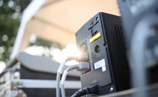 Technologiczne innowacje w produkcji zasilaczy UPS – co nowego na rynku?