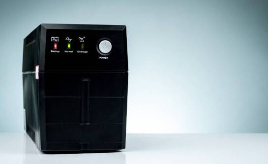 Jak wybrać odpowiedni system zasilania awaryjnego dla inteligentnych budynków?