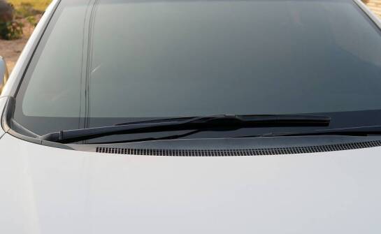 Jakie są różnice między szybami przednimi, tylnymi i bocznymi?