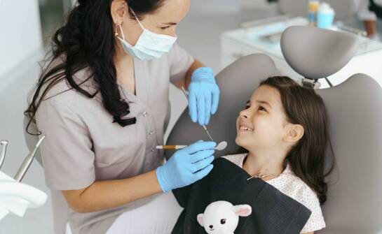 Zalety regularnych wizyt kontrolnych u stomatologa dziecięcego
