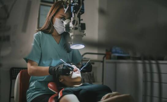 Zalety endodoncji mikroskopowej oferowanej przez klinikę stomatologiczną w Lublinie