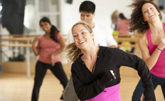 Jak udział w zajęciach grupowych wpływa na motywację do ćwiczeń?