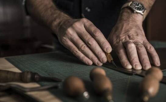 Proces tworzenia tablic pamiątkowych – jak wybrać najlepsze ujęcia?