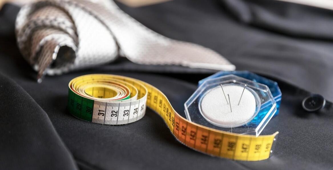 Kluczowe aspekty wyboru tkanin do garnituru ślubnego szytego na miarę