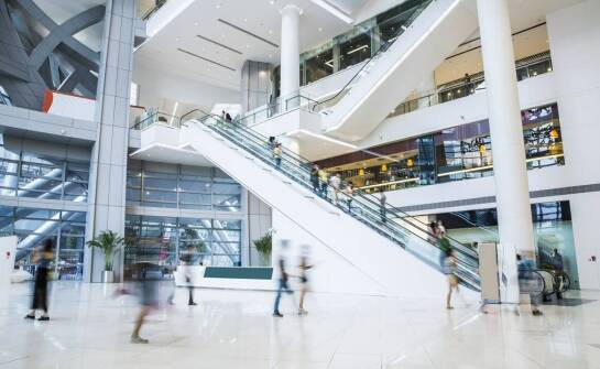 Jakie korzyści przynosi obecność sztuki w galerii handlowej dla klientów?