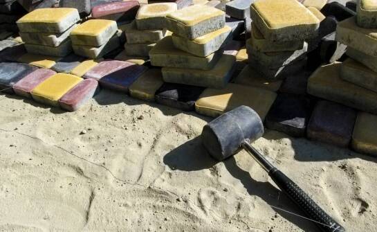 Proces układania kostki brukowej jak drewno – co warto wiedzieć przed rozpoczęciem prac?