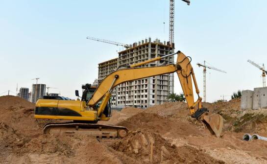 Wynajem koparki we Wrocławiu i jego wpływ na jakość prac ziemnych