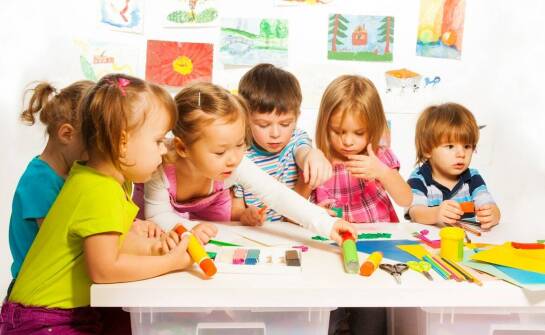 Jakie są kluczowe elementy programu dwujęzycznego w prywatnym żłobku?