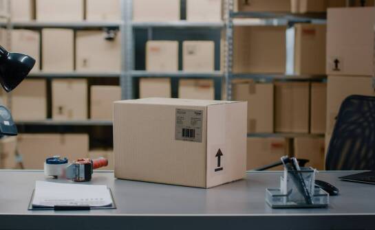 Taśma klejąca – niezbędny element w magazynach i centrach dystrybucyjnych