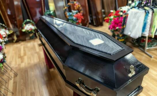 Kremacja a tradycyjny pochówek – oferta zakładu pogrzebowego