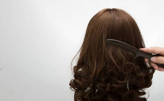 Jakie są najpopularniejsze kolory peruk z włosów naturalnych?