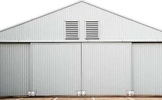 Jakie wyposażenie dodatkowe oferują hale namiotowe całoroczne w różnych branżach?