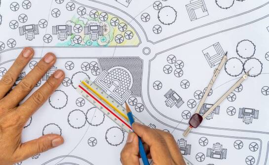 Jakie są korzyści z zatrudnienia rzeczoznawcy budowlanego do wyceny działek inwestycyjnych?