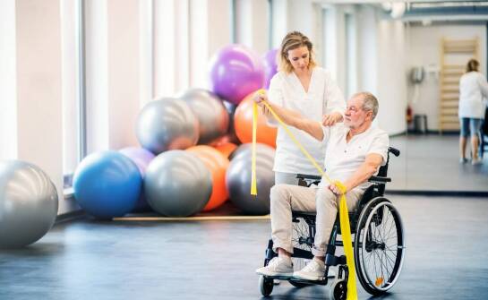 Zastosowanie sprzętu rehabilitacyjnego w fizjoterapii – praktyczne wskazówki