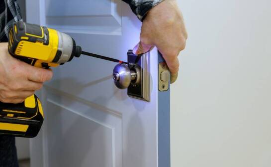 Dlaczego warto wybrać naszą firmę do awaryjnego otwierania drzwi?