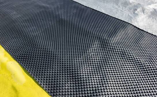 Właściwości antypoślizgowe profili z gumy i ich zastosowania