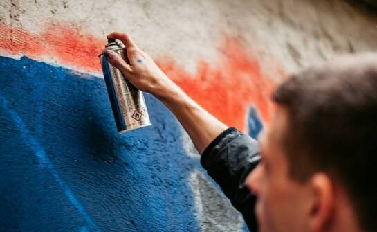 Usuwanie graffiti a estetyka przestrzeni miejskiej – jak SodaBlast może pomóc?