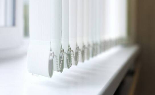 Automatyzacja sterowania żaluzjami pionowymi wewnętrznymi – co warto wiedzieć?