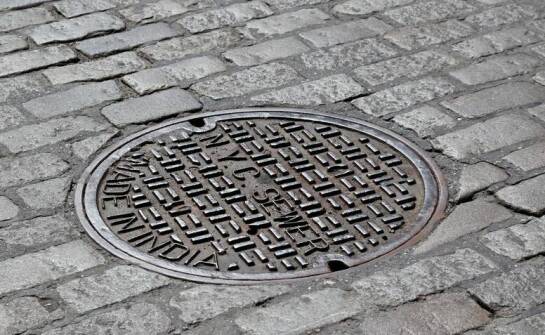 Dlaczego włazy żeliwne są preferowane w projektach modernizacji infrastruktury?