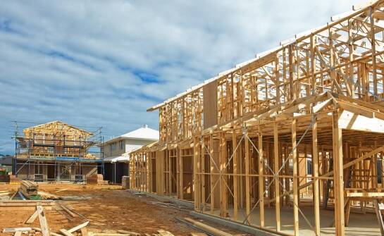 Jakie są etapy budowy domu w stanie surowym w Podkowie Leśnej?