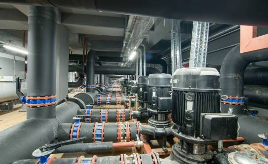 Jakie innowacyjne technologie są stosowane w klubie z basenem w Warszawie?