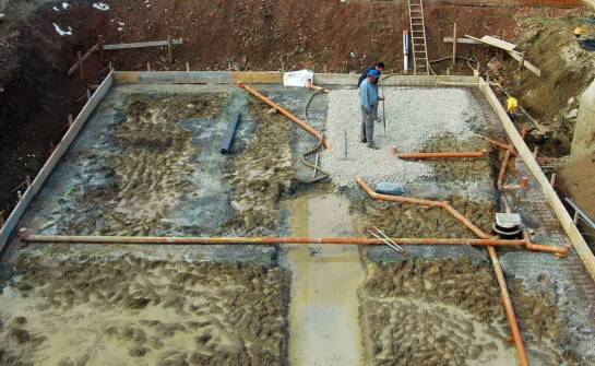 Jak szybkie schnięcie posadzki styrobetonowej wpływa na czas realizacji inwestycji?