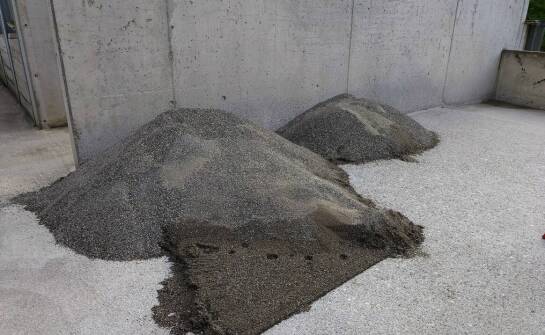 Różnice między piaskiem żyrardowskim a innymi rodzajami piasku na rynku