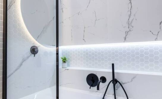 Jak dopasować szyby do prysznica na wymiar do stylu industrialnego wnętrza?