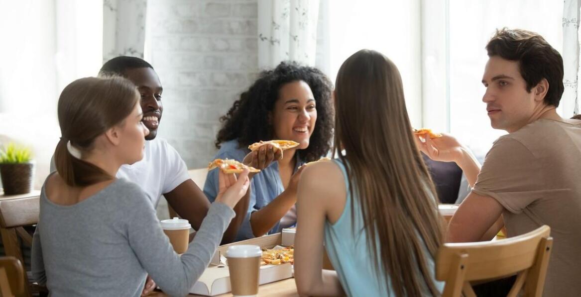 Pizza jako doskonała opcja na spotkanie rodzinne lub firmowe