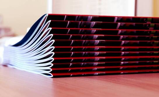 Jak literatura faktu wpływa na nasze postrzeganie współczesnych wydarzeń?