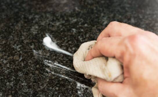 Zalety stosowania pasty do usuwania kamienia w miejscach publicznych