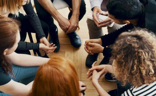 Psychoterapia grupowa w kontekście leczenia uzależnień – jakie przynosi korzyści?